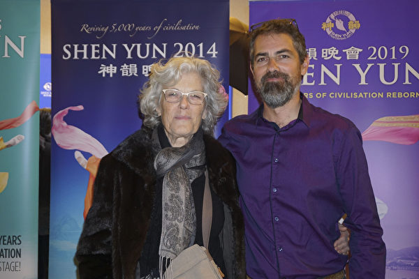 2022年4月9日晚,電腦工程師Olivier Blosse與母親、前大學教授Christiane Blosse一起觀看了神韻紐約藝術團今年在法國尼斯衛城劇院(Nice Acropolis)的第三場演出。(德龍/大紀元)