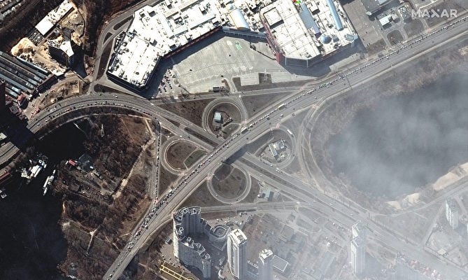 2022年3月11日，Maxar拍攝的衛星圖像顯示，基輔居民正試圖逃離，高速公路上的汽車排起了長隊。 （Satellite image c2022 Maxar Technologies / AFP）