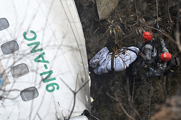 2023年1月16日，尼泊爾博卡拉（Pokhara），雪人航空（Yeti airlines）一架載有72人的飛機於前一天墜毀後，救援人員拉出一具遇難者的遺體。（Prakash Mathema/AFP）