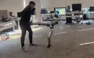 大陸機械人訓練時攻擊訓練師 引熱議