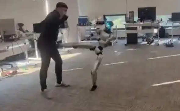 大陸機械人訓練時攻擊訓練師 引熱議