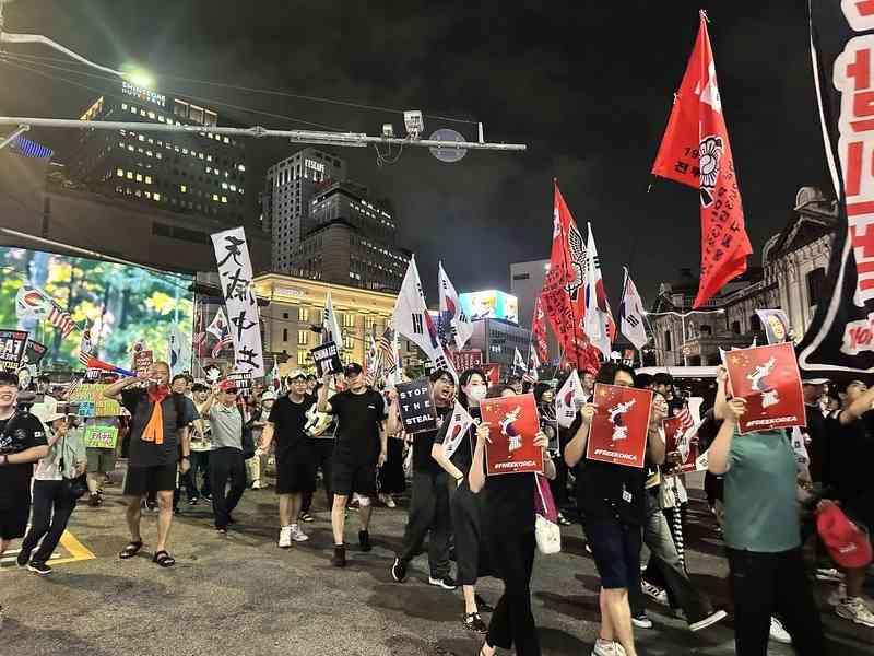 南韓上千民眾在首爾明洞舉行「反共」遊行