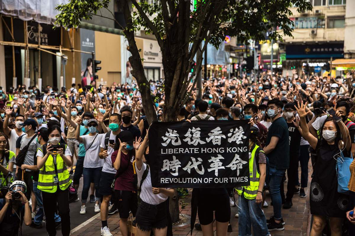 2020年7月9日，澳洲計劃為一些香港居民的澳洲簽證延長期限，這些人包括學生和商人。圖為2020年7月1日，香港主權移交23周年，抗議者在集會上高呼口號，反對新的《國家安全法》。（DALE DE LA REY/AFP via Getty Images）