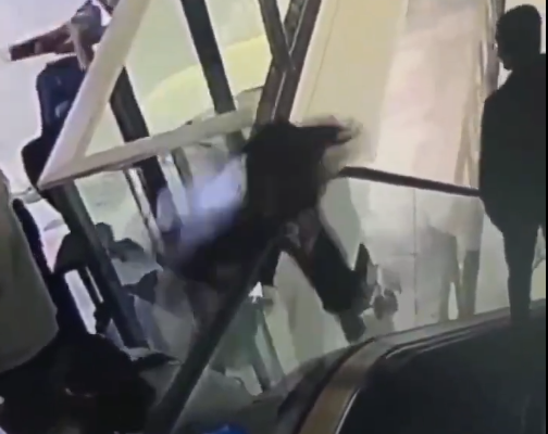 11月16日晚,山東省濟寧市大型商場萬象匯因護欄脫落,一女孩從四樓墜落不幸身亡。(影片截圖)