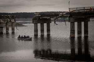 哈爾科夫橋梁遭俄破壞 烏克蘭居民改搭小船（多圖）