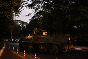 緬甸軍方開槍驅散抗議者 街頭出現裝甲車