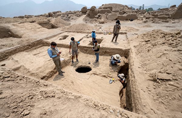2021年11月30日,秘魯,考古學家正在「卡哈馬爾基利亞」(Cajamarquilla)考古遺蹟工作,先前此地發現了一具約800至1,200年歷史的木乃伊。(Cris Bouroncle/AFP via Getty Images)