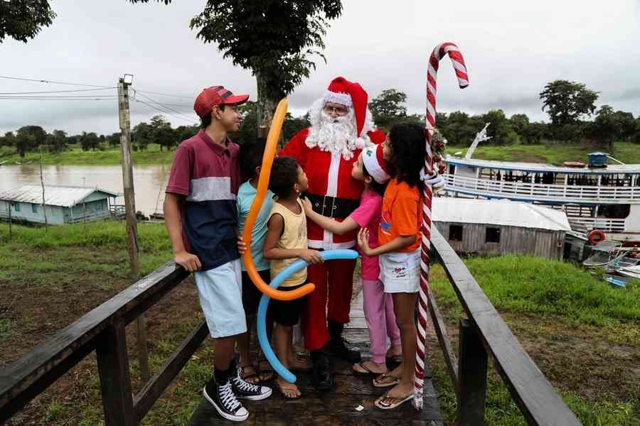 【圖輯】聖誕老人深入巴西偏遠村落 為兒童送禮