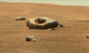 火星探測器拍到神秘怪石 形狀似「甜甜圈」