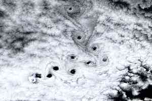 NASA衛星拍到印度洋上空雲層有10個黑洞