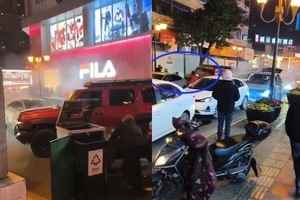 重慶鬧市越野車連撞數車 警察束手無措