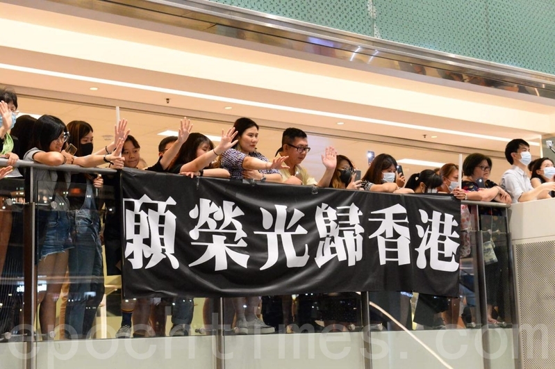 2019年9月11日，香港民眾在沙田新城市廣場齊唱「願榮光歸香港」。（黃曉翔／大紀元）