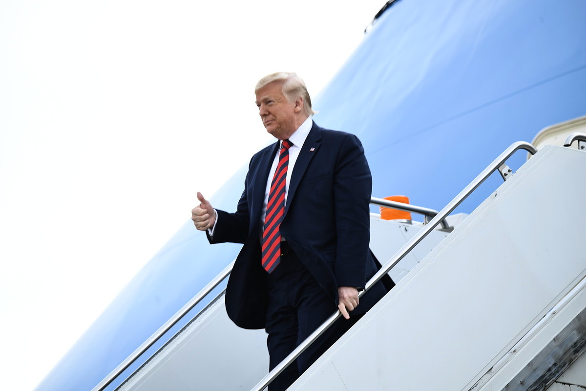 美國總統特朗普2019年10月28日表示，他預計將提前與中方簽署中美第一階段貿易協議的主要部份，但特朗普未透露具體時間。圖為特朗普周一抵達芝加哥。（Brendan Smialowski/AFP）