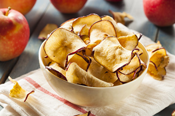 孩子們喜歡吃薯片，建議用蘋果片代替。氣炸鍋可以炸出蘋果片，簡單快速，美味不減，但熱量低。（Shutterstock）