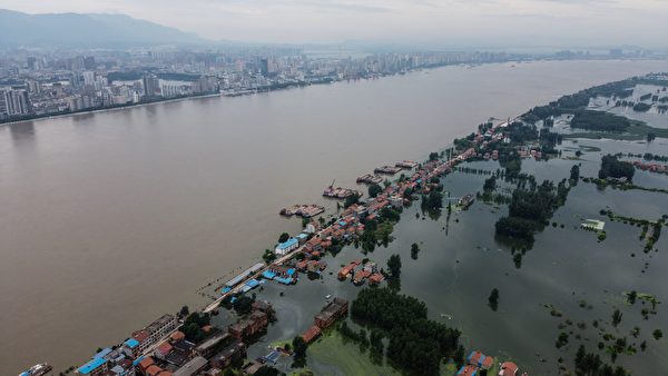 2020年7月18日，由於江西中部九江段的長江水位上升，淹沒了居民房屋。（HECTOR RETAMAL/AFP via Getty Images）