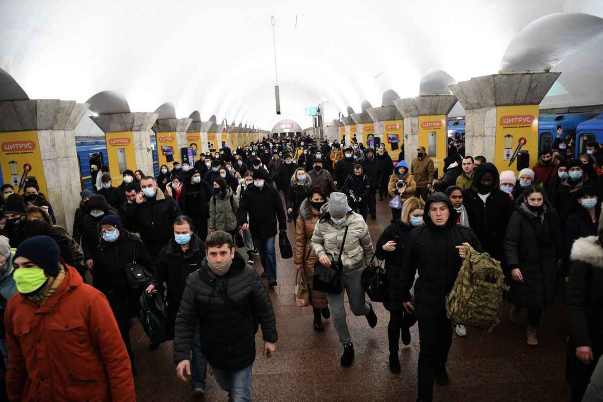 2022年2月24日，隨著烏克蘭危機升級，許多人希望在俄羅斯入侵前逃離。圖為基輔地鐵站，許多人拿著行李準備離開。（DANIEL LEAL/AFP via Getty Images）