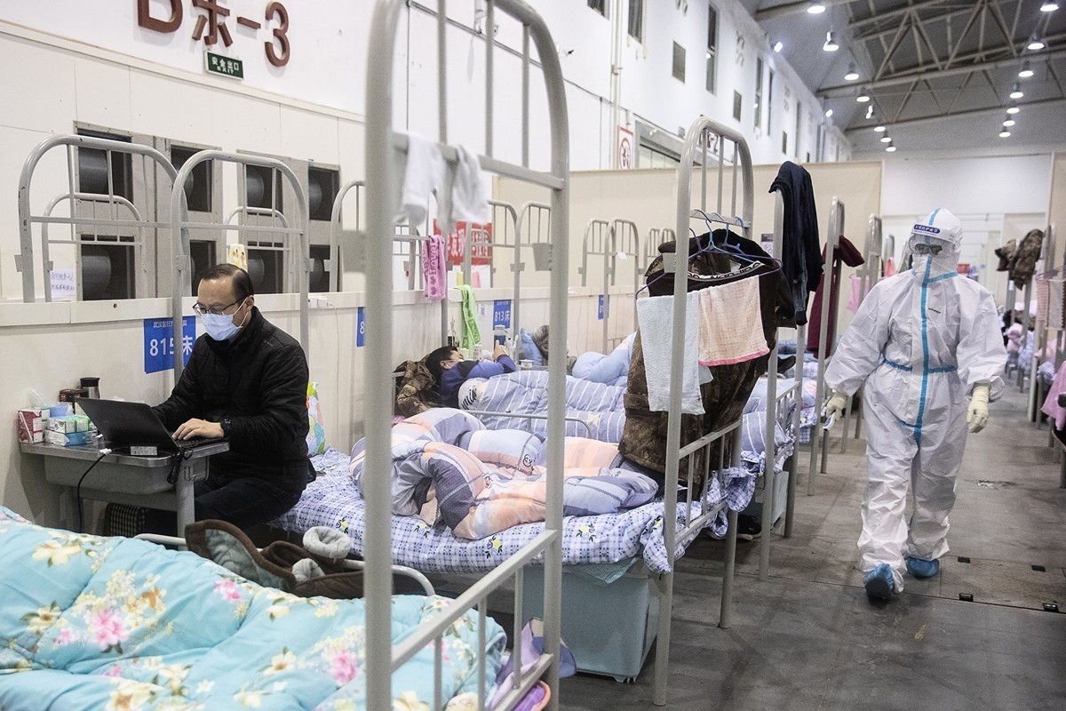  圖為2月17日武漢市的一家醫院裏，有不少患者在此接受治療。（AFP/Getty Images）
