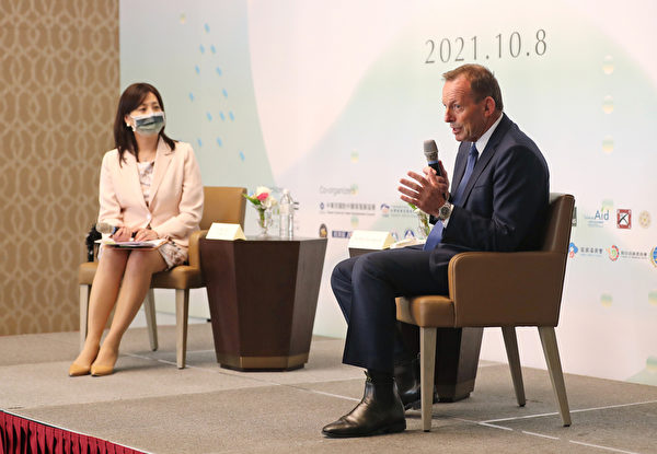 中華民國外交部10月8日在台北舉行玉山論壇場邊記者會，由外交部發言人歐江安（左）主持，邀請澳洲前總理阿博特（Tony Abbott）（右）與媒體座談。（中央社）