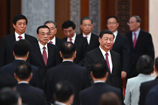 習近平與中共政治局常委參加9月30日的招待會。（Greg Baker/AFP via Getty Images）
