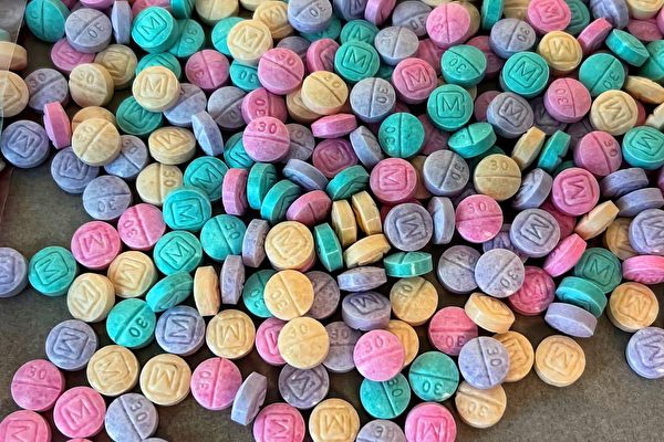 最近在美國市場上出現的彩虹芬太尼藥丸。（DEA官網）