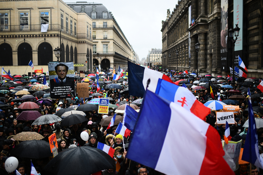 法國強推新防疫措施 逾10萬人抗議（多圖）