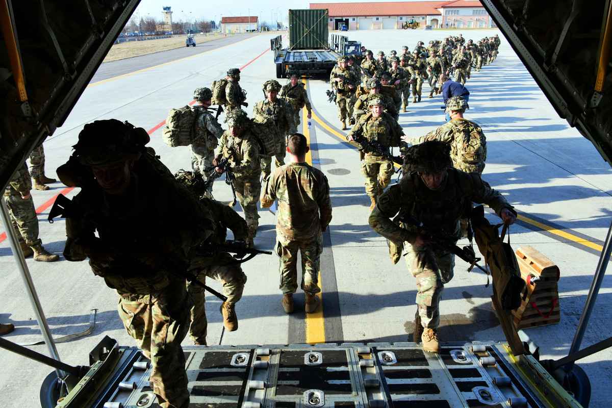 2022年2月23、24日，美軍第173空降旅503傘兵團第2營的傘兵，部署到拉脫維亞，以表明美國對北約盟國的承諾，並加強防禦能力。（美國國防部網站）
