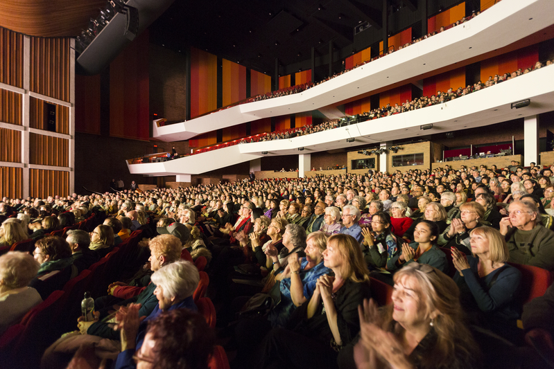  2019年12月31日下午，神韻世界藝術團在加拿大咸美頓福斯特安大略音樂廳（FirstOntario Concert Hall）的第二場演出成功落幕。（艾文／大紀元）