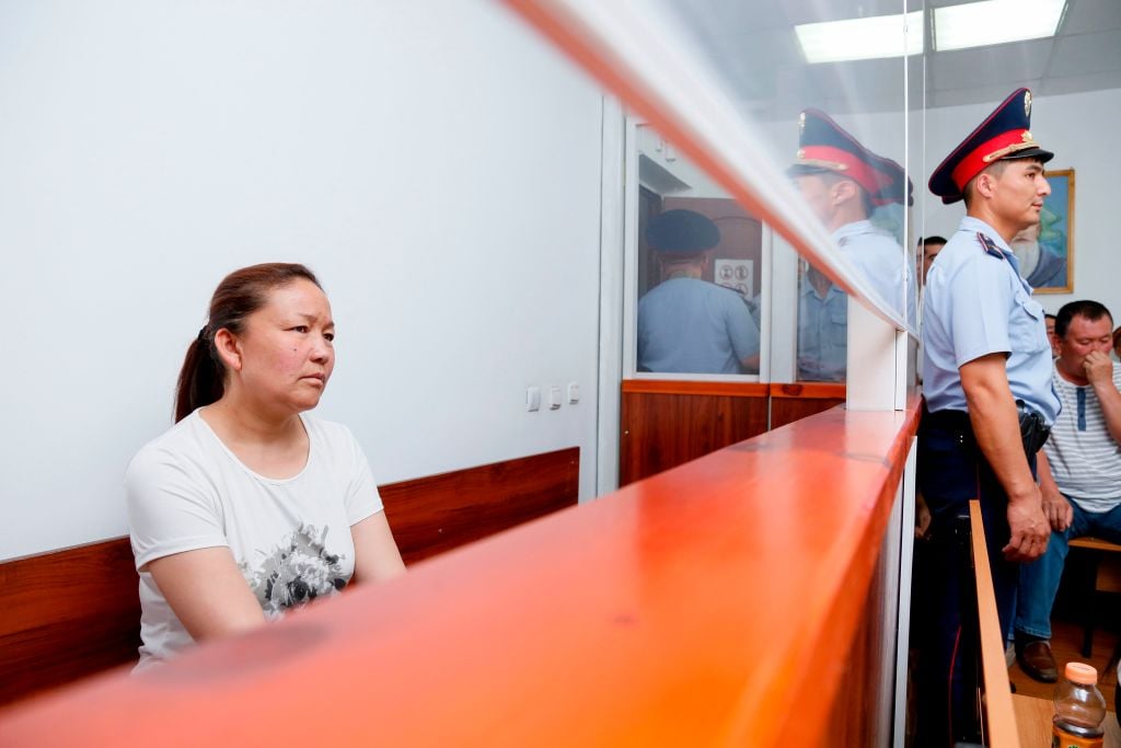 去年7月，Sayragul Sauytbay在哈薩克斯坦法庭上作證時，談到她受僱的「營區」，裏面關押了2,500名哈薩克族人。（RUSLAN PRYANIKOV/AFP/Getty Images）