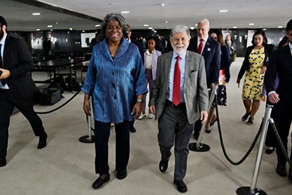 2023年5月4日，美國駐聯合國大使格林菲爾德（左）和巴西總統府首席顧問塞爾索·阿莫林步行前往在巴西利亞普拉納爾托宮舉行的會議。（EVARISTO SA / AFP）