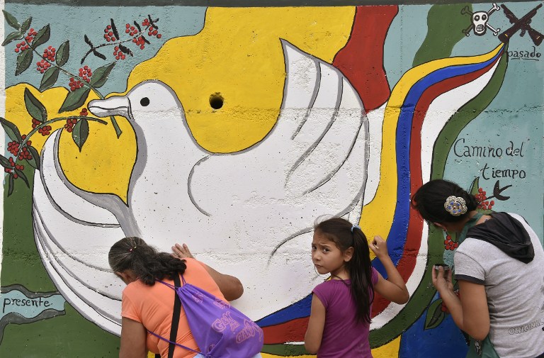 哥倫比亞政府8月20日證實，哥倫比亞和美國正在敲定一項協議，將暫時接納為美國政府工作的4,000名阿富汗人，直到這些人的文件處理完畢。圖為哥倫比亞民眾在一處牆上畫上象徵和平的圖畫。（AFP PHOTO/GUILLERMO LEGARIA）