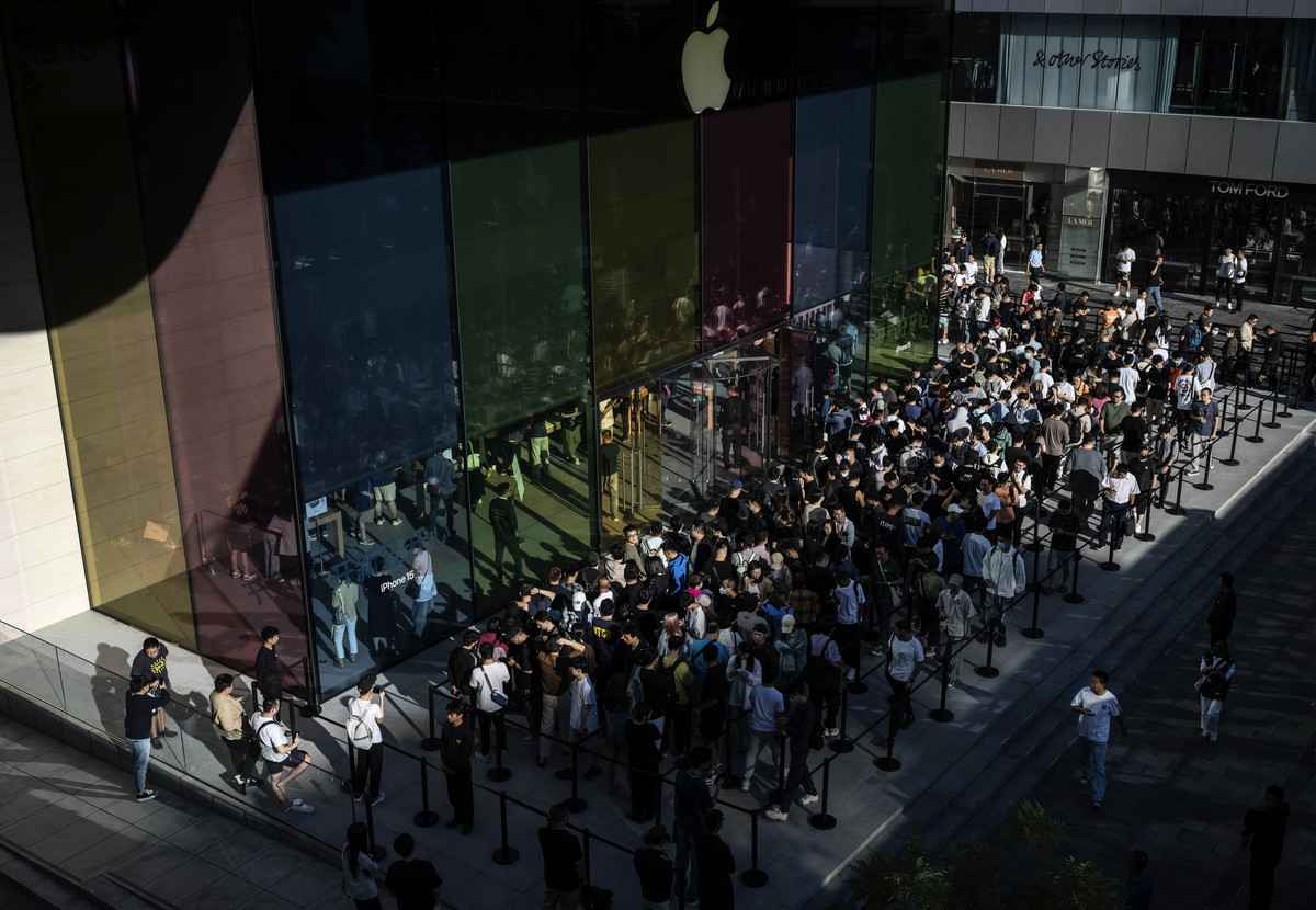 2023年9月22日，中國北京市，iPhone 15在中國正式推出，民眾在蘋果旗艦店排隊購買。（Kevin Frayer/Getty Images）
