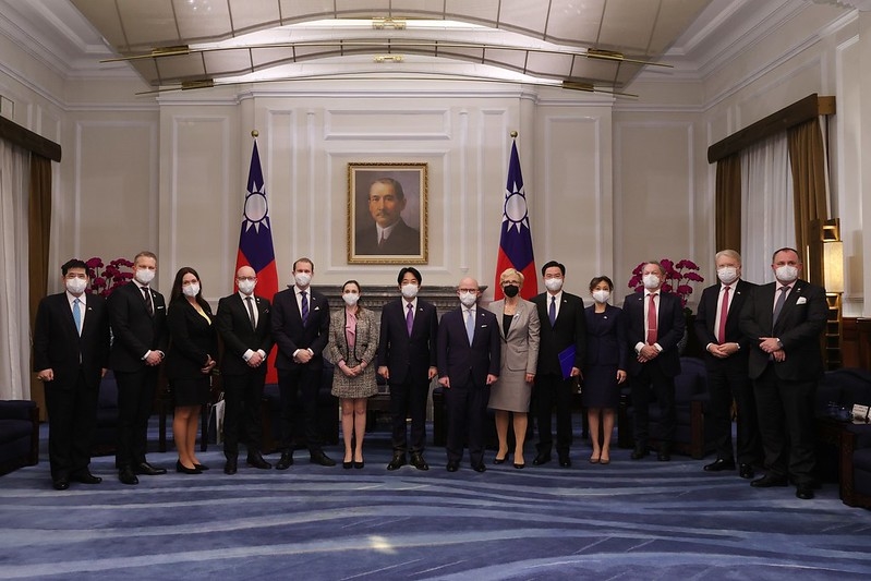 台灣副總統賴清德2022年4月12日與「台瑞典國會議員協會暨歐洲議會議員聯合訪團」合照。（總統府提供）