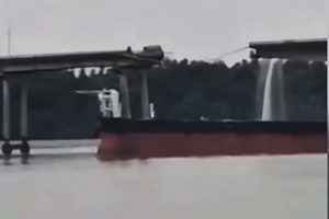 廣州一大橋被空船撞斷 兩車落水2死3失聯（有片）