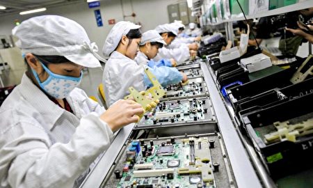 2010年5月26日,中國工人在台灣科技巨頭富士康(Foxconn)位於中國廣東省深圳市的工廠組裝電子元件。(AFP/Getty Images)