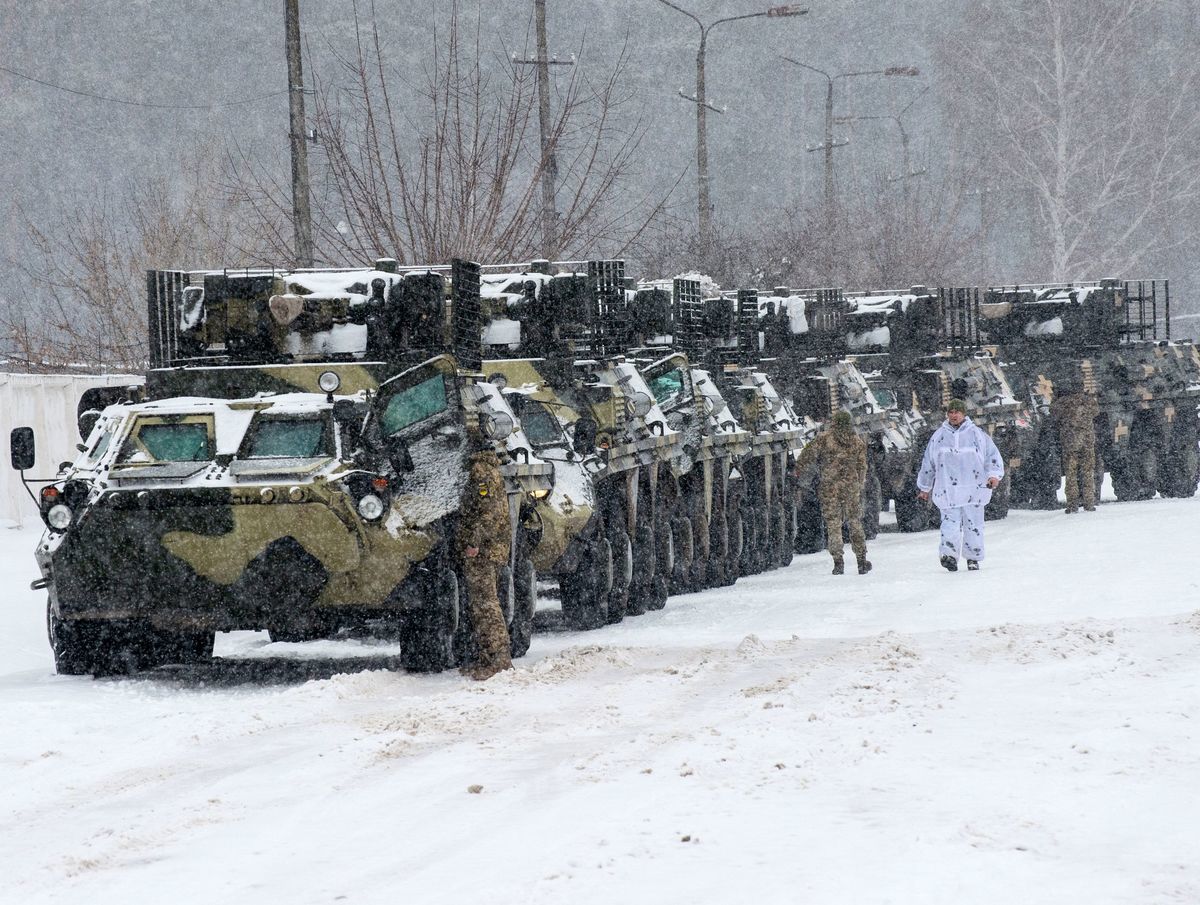 2022年1月31日，烏克蘭武裝部隊第92獨立機械化旅的裝甲運兵車停在哈爾科夫地區Klugino-Bashkirivka村附近的基地。（Sergey Bokok/AFP via Getty Images）