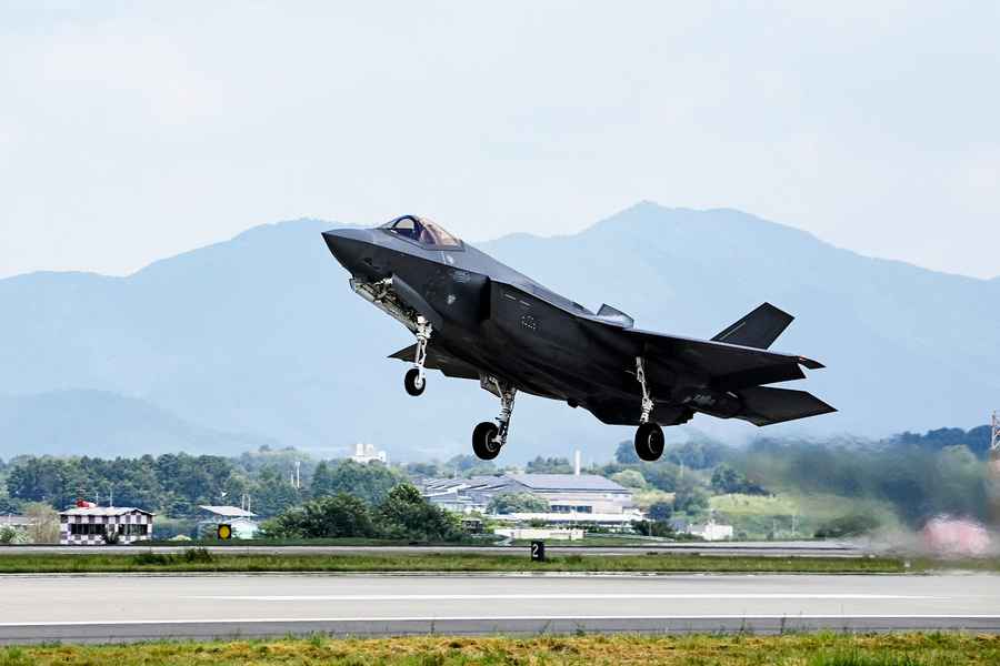 高速路上成功升降 F-35A戰機首創先例