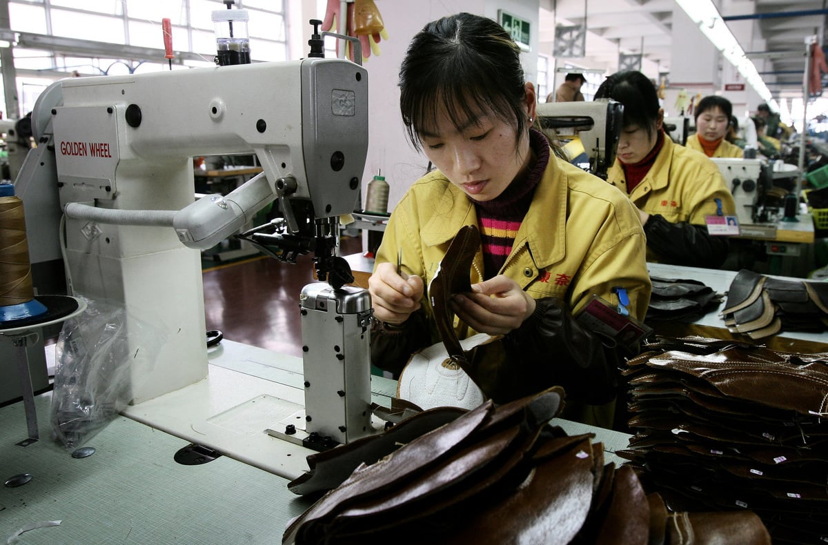 中國的民營企業盈利下降，甚至虧損。臨近年底，不少企業出現拖欠工人薪水，甚至倒閉，有工人向僱主威脅將「集體跳樓」。圖為溫州一家製鞋廠。(AFP PHOTO/Mark RALSTON)