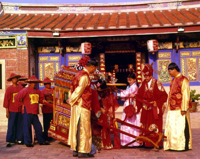 古代婚禮展演館重現了古式傳統婚禮，新郎新娘「拜堂」的廳堂場景。（台灣民俗村提供）
