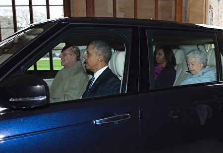 94歲的菲臘親王親自當司機，奧巴馬坐在副駕駛位置，英女皇和米歇爾則坐在後排座位。（GEOFF PUGH/AFP/Getty Images）