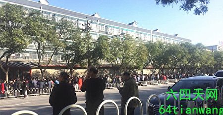 中共六中全會將於10月24日召開，成千上萬訪民年年此時進京上訪，各地截訪人員進京「維穩」。（六四天網）