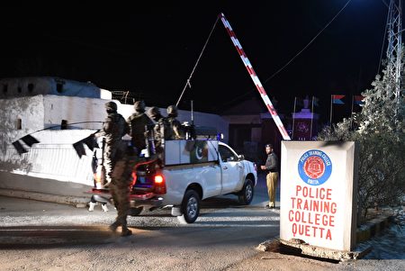 巴基斯坦西南部奎達市（Quetta）一間警察培訓學校遭武裝份子突襲，至少造成數十人死亡，100多人受傷。（BANARAS KHAN/AFP/Getty Images）