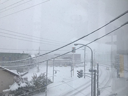 受到寒流影響，北海道廣範圍地區下大雪，6日札幌市積雪達22公分，11月上旬雪量創下21年紀錄。（民眾提供／中央社）