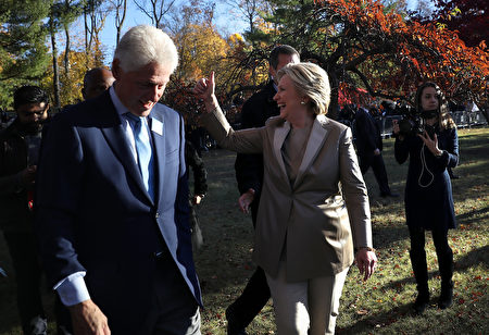 周二早上8點，民主黨候選人希拉莉與丈夫克林頓抵達紐約投票所投票。她表示，如果幸運當選，將竭盡所能。（Justin Sullivan/Getty Images）