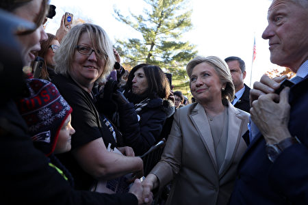 周二早上8點，民主黨候選人希拉莉與丈夫克林頓抵達紐約投票所投票。她表示，如果幸運當選，將竭盡所能。（Justin Sullivan/Getty Images）