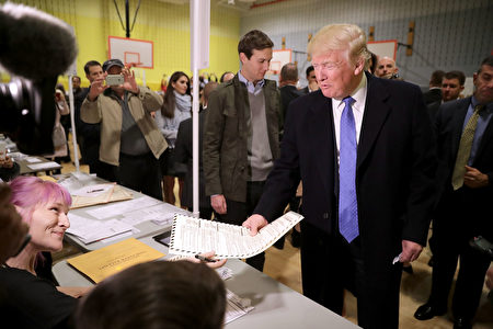 美國共和黨總統候選人特朗普周二在紐約住家附近投票，投完票後對記者開玩笑地說，對他而言，要投給誰真是個「選擇困難」。（Chip Somodevilla/Getty Images）