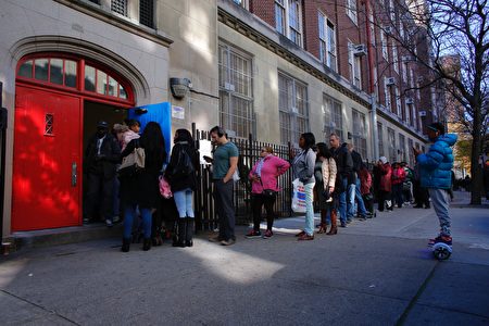 People wait in line outside a school to vote in the presidential election November 8, 2016 in the Harlem Borough in New York City. / AFP / KENA BETANCUR (Photo credit should read KENA BETANCUR/AFP/Getty Images)