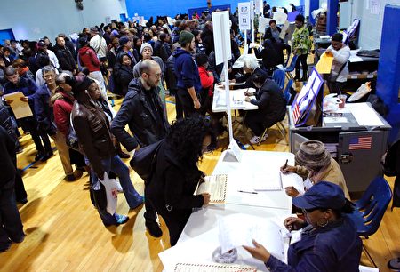 People wait in line cast their vote at Samuels Community Center in the presidential election November 8, 2016 in the Harlem neighborhood of New York City. / AFP / KENA BETANCUR (Photo credit should read KENA BETANCUR/AFP/Getty Images)