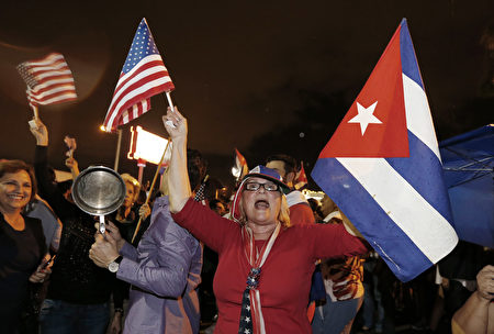 卡斯特羅去世，美國佛羅里達州邁阿密的小哈瓦那街區洋溢著一片歡欣鼓舞的氣氛，很多人上街慶祝古巴獲得自由。（RHONA WISE/AFP/Getty Images）