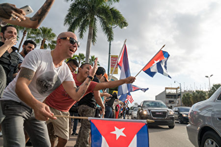 卡斯特羅去世，美國佛羅里達州邁阿密的小哈瓦那街區洋溢著一片歡欣鼓舞的氣氛，人們上街慶祝古巴獲得自由。（Angel Valentin/Getty Images）