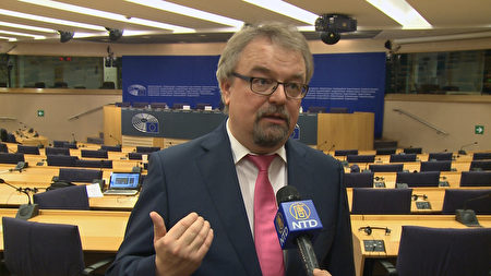 歐洲議會預算委員會副主席、歐盟2017預算報道人延斯・蓋耶爾接受媒體採訪。（新唐人）